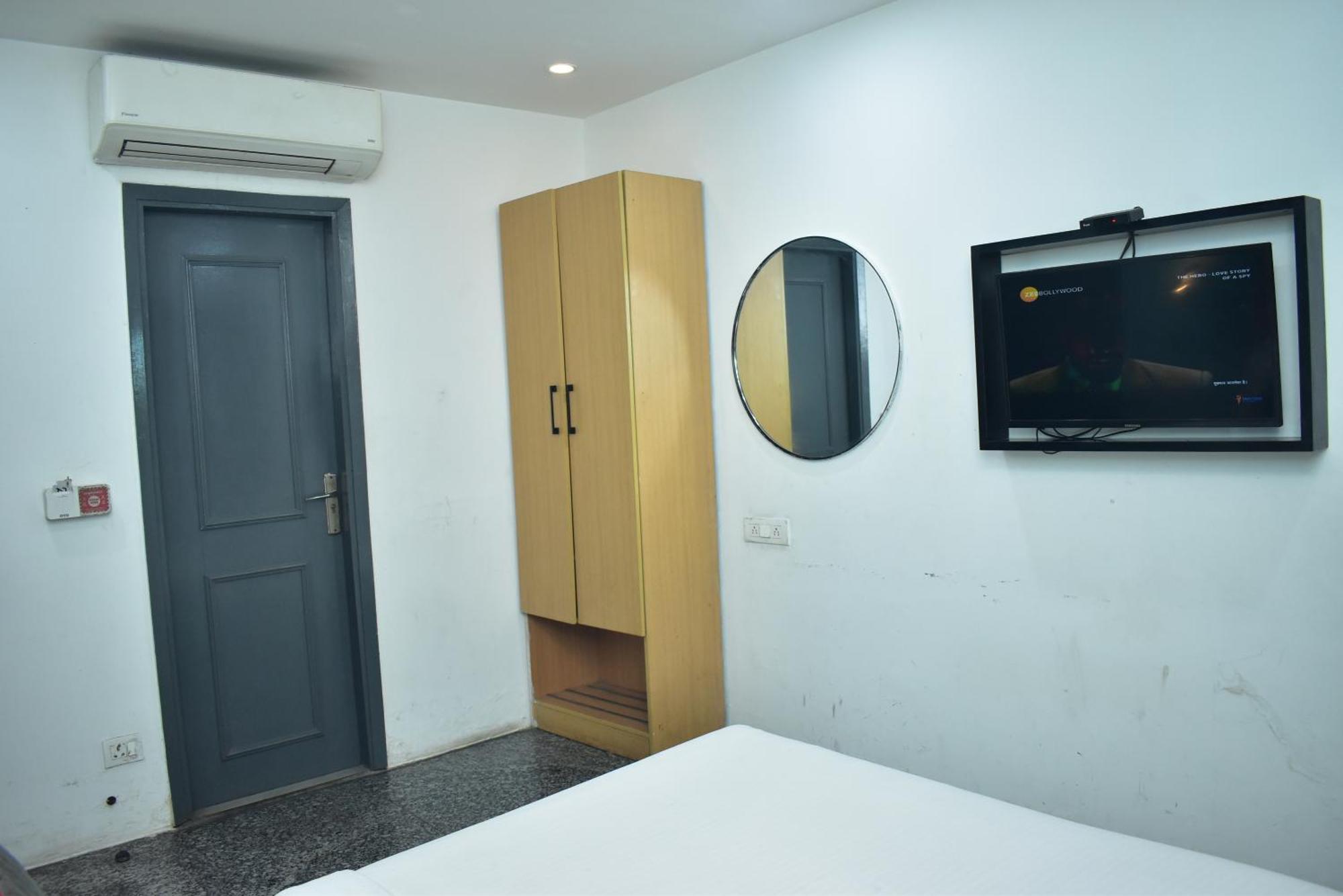 Hotel Golden Saffron By Qotel-Punjabi Bagh Nuova Delhi Esterno foto