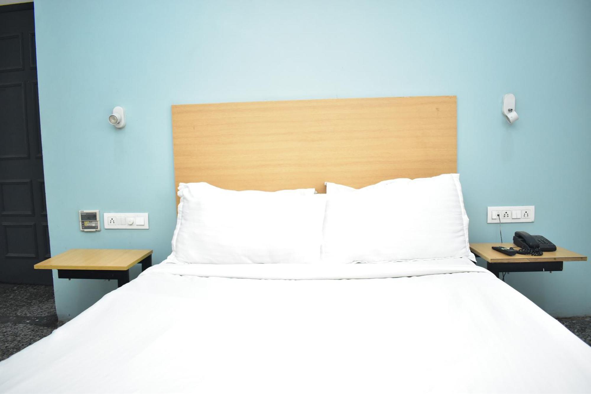Hotel Golden Saffron By Qotel-Punjabi Bagh Nuova Delhi Esterno foto