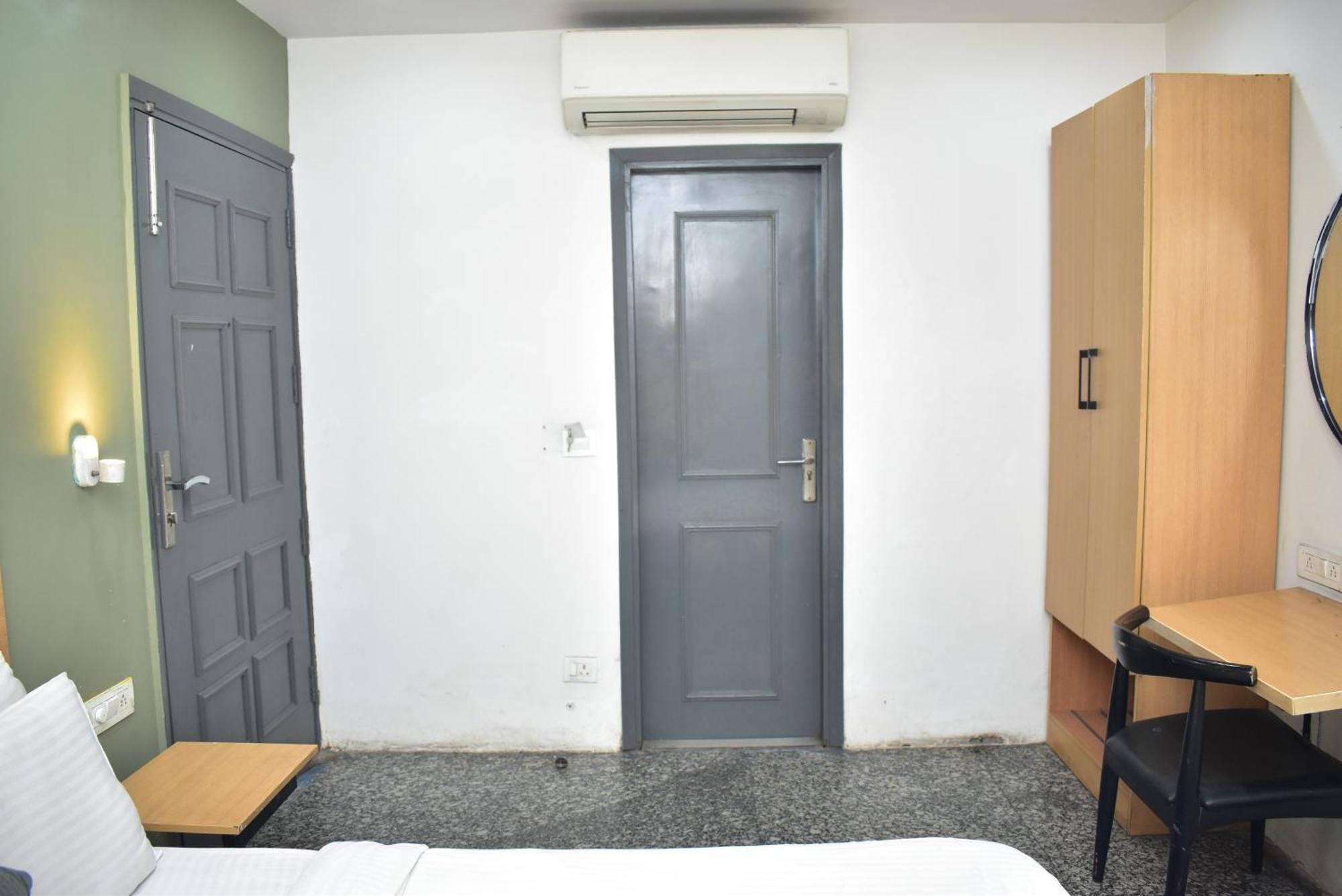 Hotel Golden Saffron By Qotel-Punjabi Bagh Nuova Delhi Esterno foto