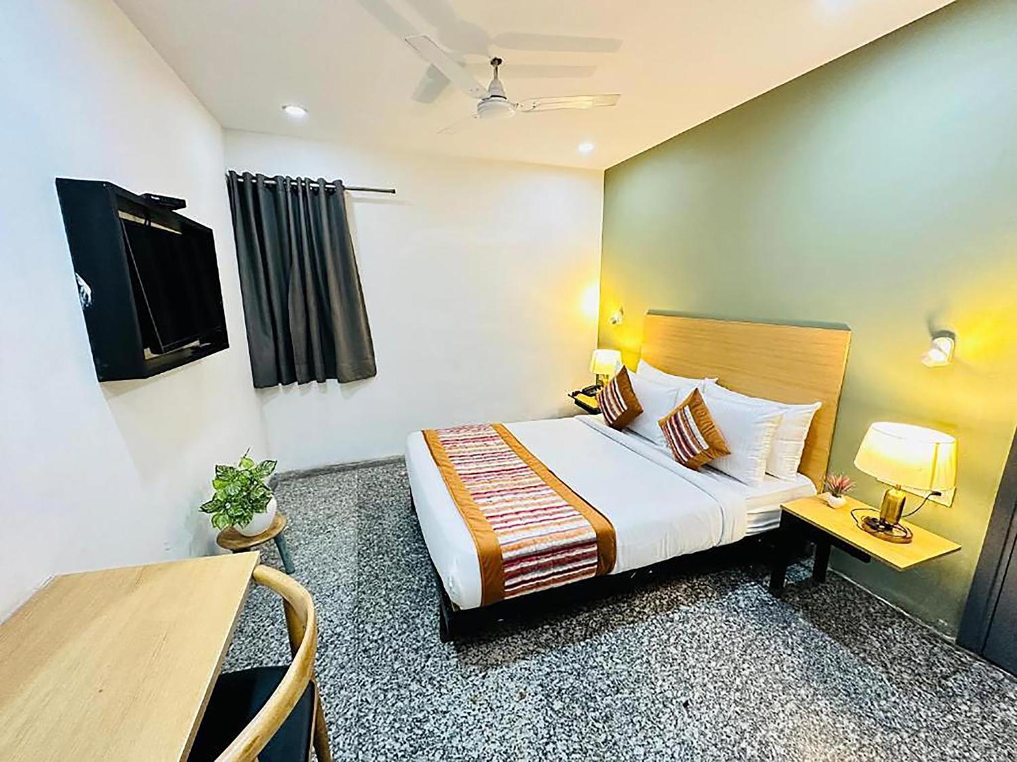 Hotel Golden Saffron By Qotel-Punjabi Bagh Nuova Delhi Esterno foto