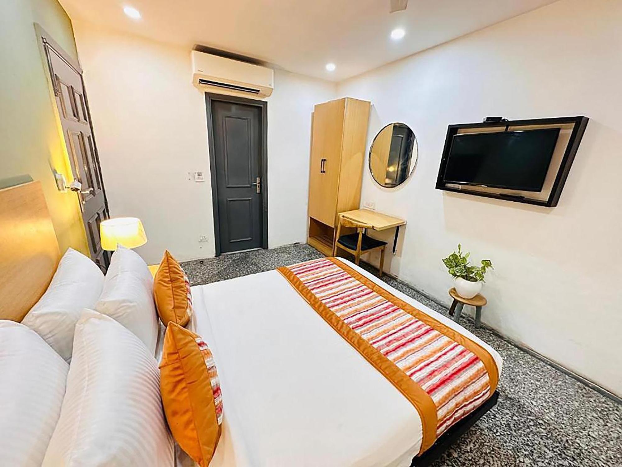 Hotel Golden Saffron By Qotel-Punjabi Bagh Nuova Delhi Esterno foto