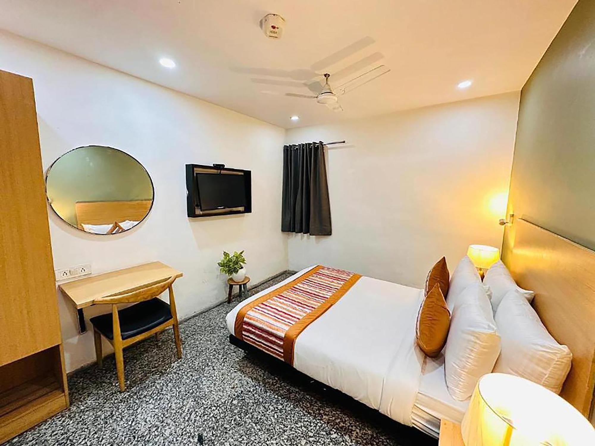 Hotel Golden Saffron By Qotel-Punjabi Bagh Nuova Delhi Esterno foto